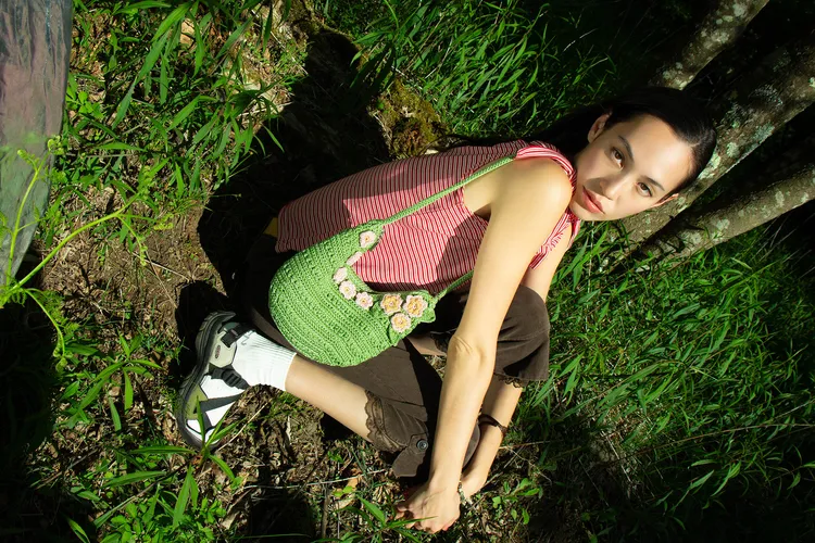 水原希子演繹聯名鞋的大地色系款。品牌提供