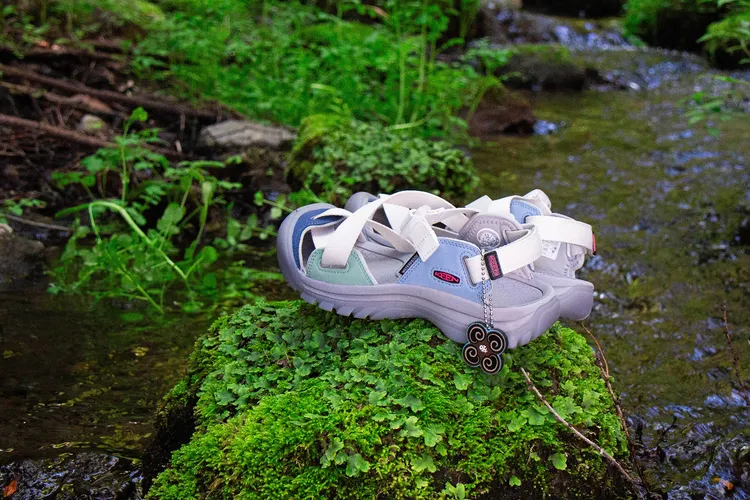 鞋側裝飾有水原希子自創品牌「OK」標誌吊飾。品牌提供