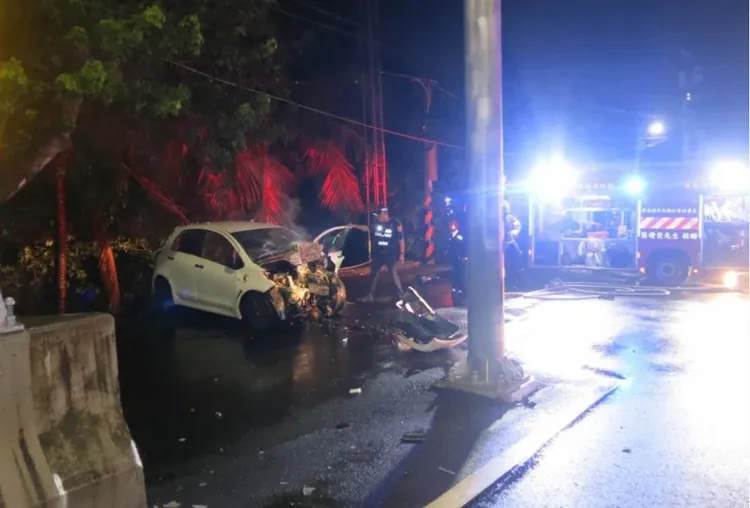 李男疑似車速過快，加上不熟路況，失控打滑自撞，車頭幾乎撞爛。翻攝照片