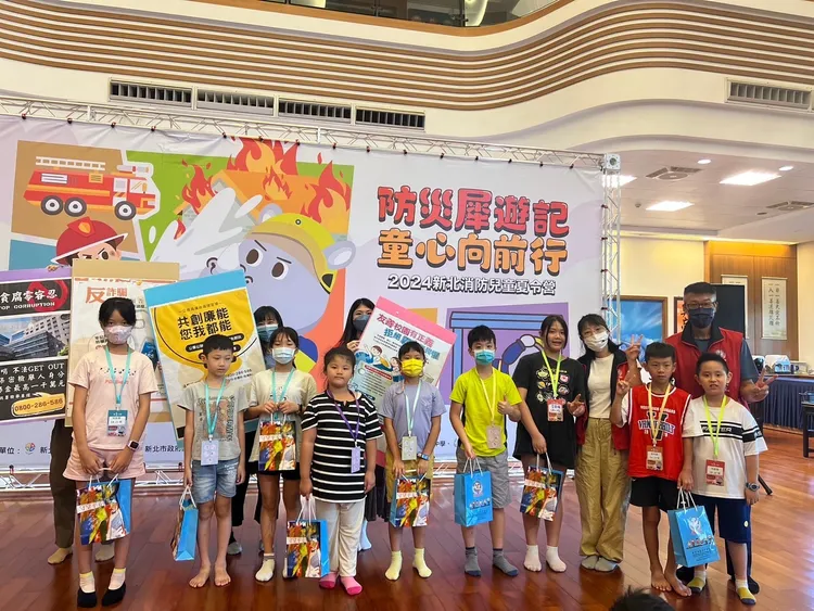 今年度的「新北消防夏令營」於昨今2日在新莊區新泰國中熱鬧登場，共有400名國小學童熱情參與。新北消防局提供
