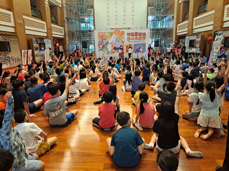 400名學童熱情參與，除了學習防災、防溺觀念，以及核安及救災救護體驗外，也啟蒙誠信及廉潔等公民素養。新北消防局提供