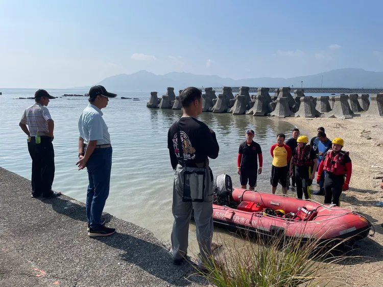 消防局以水面、水下、空拍多點進行搜索。消防局提供