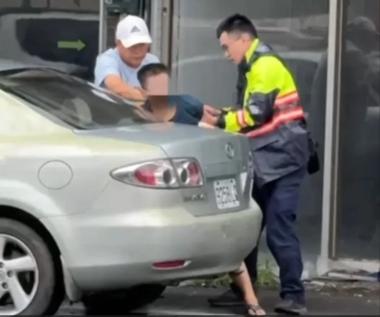 路過民眾正好是休假中員警，立刻上前幫忙，逮到3條通的毒品通緝犯。民眾提供