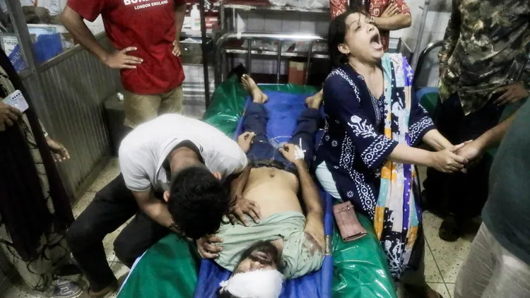 家屬為一名抗議人士在暴動中喪生而哭泣。路透社