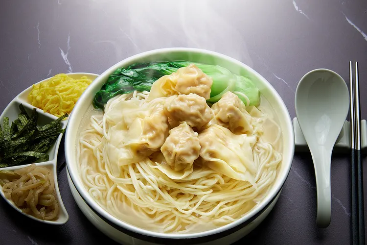 「鮮蝦餛飩麵」以新鮮蝦仁製作，Q彈麵條與濃郁高湯相得益彰(售價520元) 。業者提供