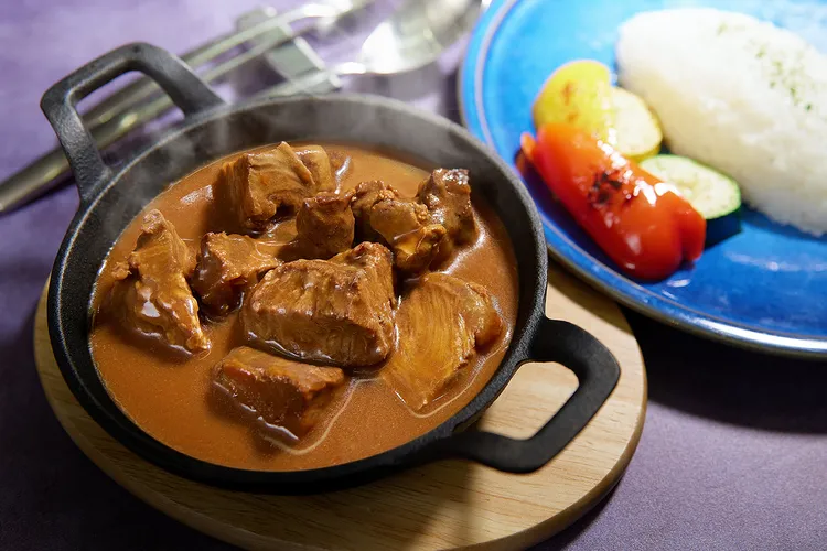 「紅酒燉和牛」嚴選澳洲頂級和牛，經紅酒慢燉入味，肉質鮮嫩，層次豐富(售價600元) 。業者提供