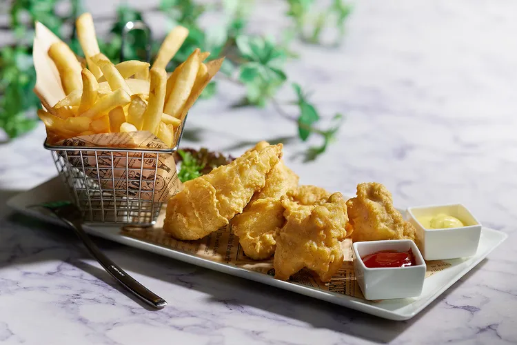 「英式炸魚薯條」台灣產的鮮美鯛魚，外酥內嫩，搭配日式風味的柚子胡椒美乃滋，為傳統料理注入新感受(售價480元) 。業者提供