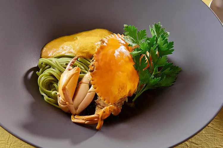 「奶油蟹肉抹茶麵」選用抹茶風味濃郁的「一〇八抹茶茶廊宇治抹茶麵」搭配螃蟹的番茄奶油義大利麵 (售價520元) 。業者提供