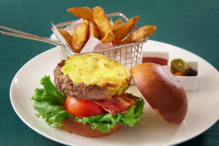 以飯店名稱命名的「MPT漢堡」，以澳洲和牛製作牛肉漢堡排，加上龍蒿風味蛋黃醬等搭配，超值美味(售價600元) 。業者提供