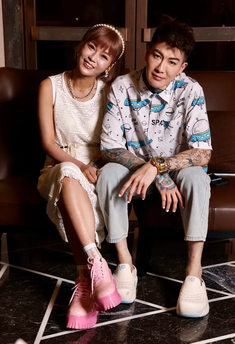 男友Tommy（右）性慾太強，常讓丟丟妹大喊吃不消。莊宗達攝