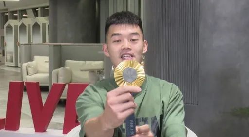 王齐麟17LIVE直播开唱粉丝喊好听 自曝李洋是他的闹钟