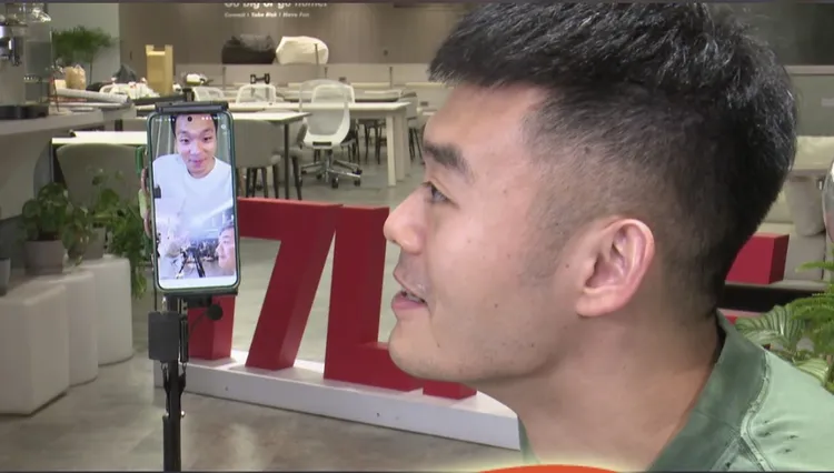 王齊麟視訊通話李洋，被網友笑說：「為什麼有曖昧的感覺。」17LIVE提供