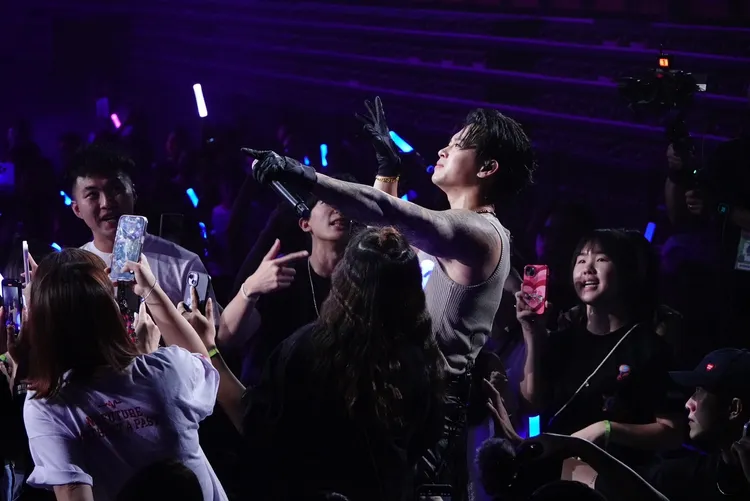 高爾宣被歌迷簇擁。莊宗達攝