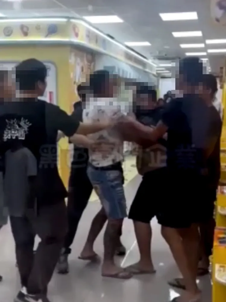 蔡姓及郭姓男子等人疑因金錢借貸糾紛起爭執互毆。翻攝畫面