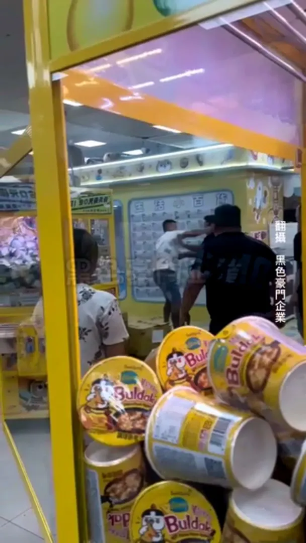 蔡姓及郭姓男子等人疑因金錢借貸糾紛起爭執互毆。翻攝黑色企業豪門