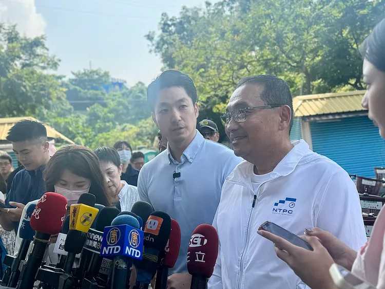 台北市長蔣萬安（左）和新北市長侯友宜（右）受訪時回應京華城爭議。記者張綵茜攝