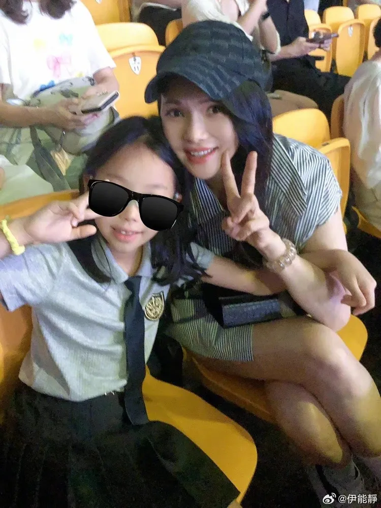 伊能靜（右）和米粒玩得很high。翻攝伊能靜微博