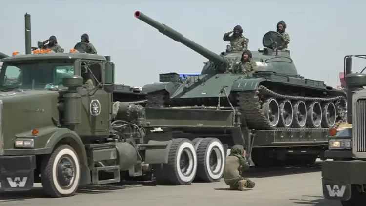 今日閱兵中也出現較重型的坦克車。美聯社