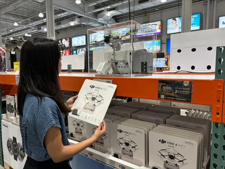 喜愛戶外活動想隨時記錄生活美好點滴捕捉精彩瞬間的爸爸，好市多的DJI Mini 4 Pro 空拍機雙電池組合是禮品首選之一。業者提供