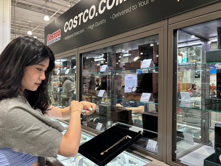 好市多貴金屬飾品價格優惠，深受會員喜愛。業者提供