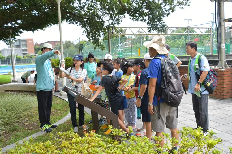 小碳員在台大校園研究水生動植物。環教中心提供