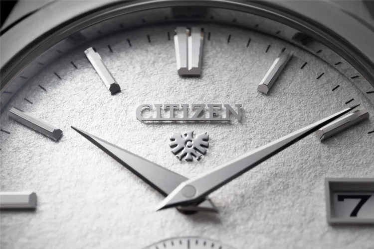 錶盤飾有The CITIZEN的專屬鷹標。品牌提供