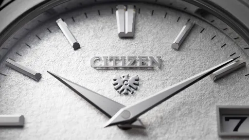 The CITIZEN新机芯秀「极简美」 专属鹰标飞上表盘、表冠