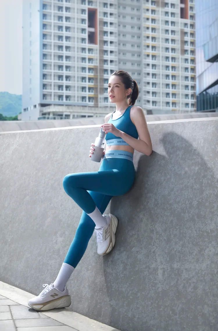 鞋款的厚底設計也拉長整體線條。品牌提供