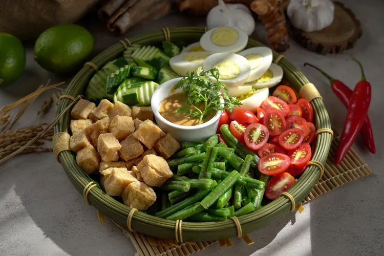 清爽開胃的「馬來豆腐蛋沙拉」搭配上南洋風味醬，美味又爽口。業者提供