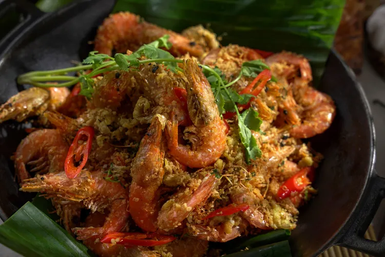 「麥片蝦」」外層呈現金黃酥脆，一口咬下仍能品嘗到蝦子的鮮美彈牙。業者提供