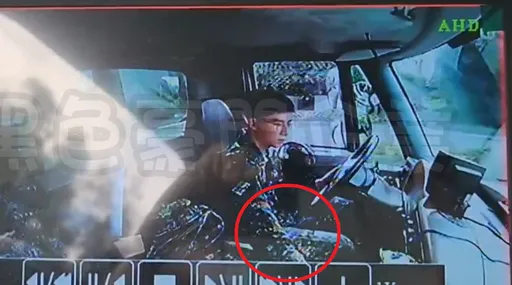 八軍團車內畫面流出！天兵駕駛狂低頭撿手機　「5秒沒看路」就撞了