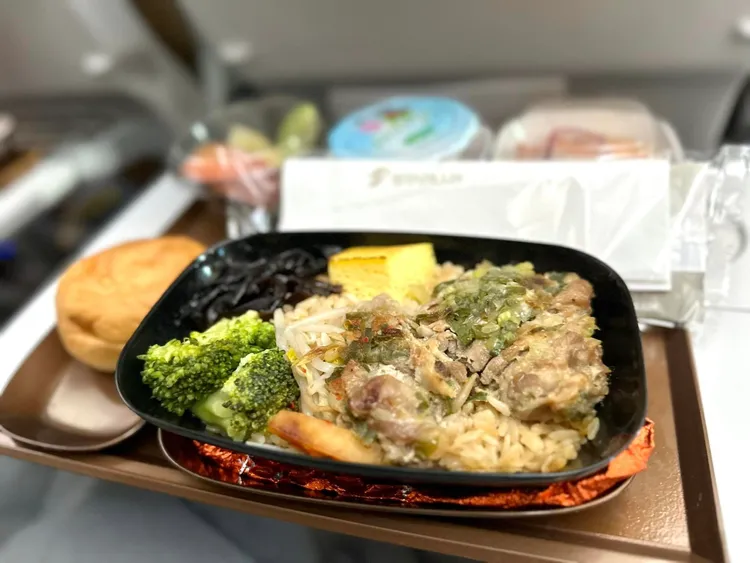 網友分享可以送餐時就跟空服員說有多的再給他一份，大多時候就能拿到。翻攝自張維中臉書粉專