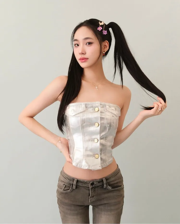 Lily露出驚人水蛇腰。翻攝Lily IG