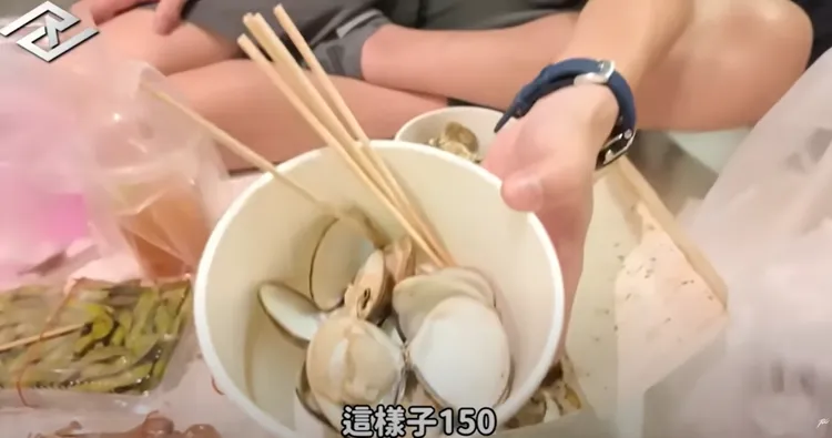 蛤蜊6顆150元。翻攝Ru儒哥 YT