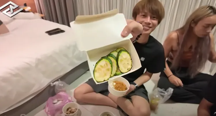 6片烤櫛瓜要價100。翻攝Ru儒哥 YT