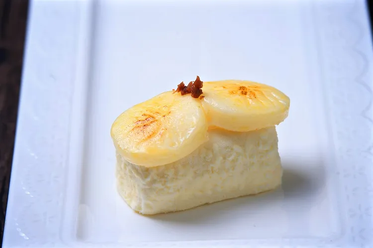 「干貝炙燒握壽司」以葡萄柚內餡作為主題，外觀則以麻糬炙燒打造超逼真干貝造型，每顆180元。業者提供