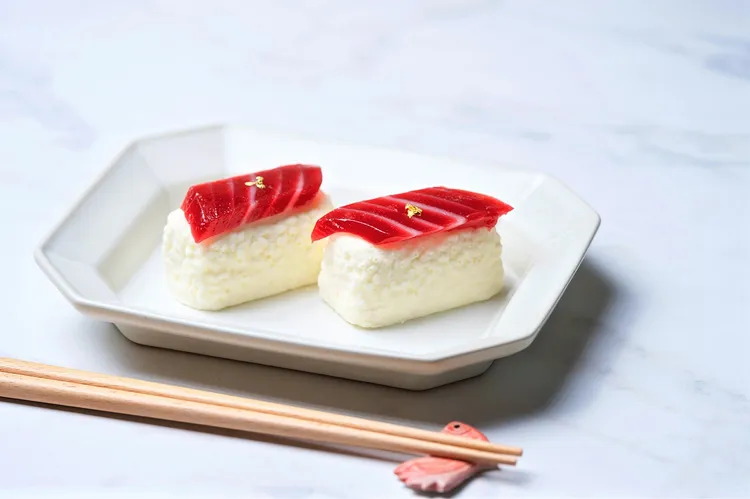 「鮪魚握壽司」結合櫻桃慕斯及茂谷柑慕斯搭配杏仁蛋糕，清爽微酸口感，深受網美們喜愛，每顆售價180元。業者提供