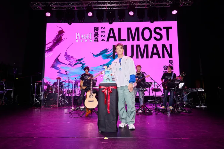 陳昊森喜收生日蛋糕。華研國際提供