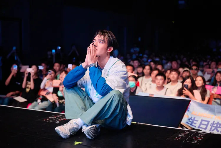 陳昊森觀賞驚喜祝福影片。華研國際提供