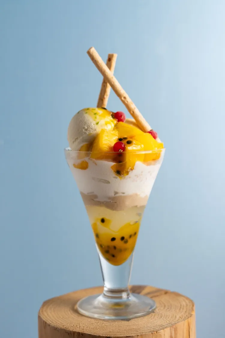 小樽洋菓子舖LeTAO「芒果椰子聖代」售價360元，以百香果及芒果為主題共10種配料製成。業者提供
