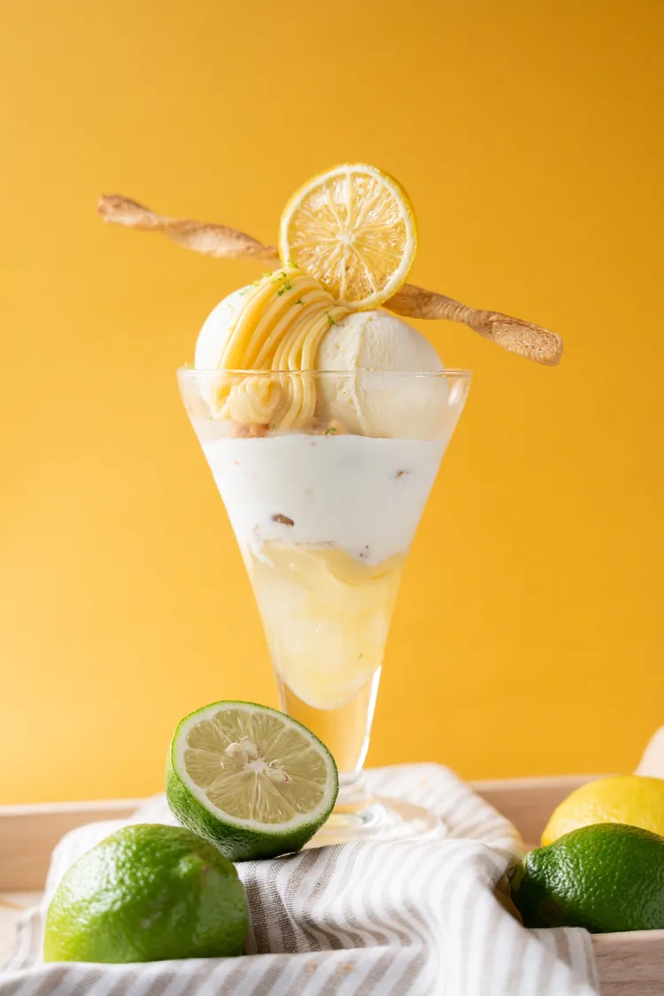 小樽洋菓子舖LeTAO「檸檬聖代」售價300元，以椰子和檸檬為主題共7種配料製成。業者提供