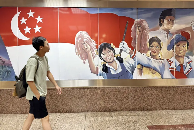 通膨使得與全球經貿緊密連結的新加坡物價上升，新加坡青年期盼政府祭出的轉售組屋降溫措施及提高津貼等方式，能有效減輕年輕人的開銷壓力。中央社