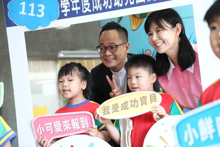 基隆市議會議長童子瑋在現場開心的與小一新生問好打招呼。翻攝照片