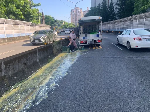 道路變溜冰場！小貨車繩斷千顆雞蛋滿洩路面　騎士閃躲不及滑倒送醫