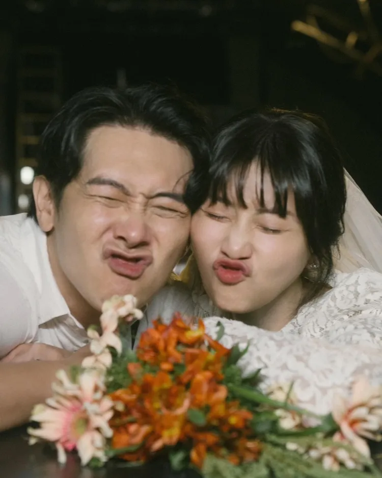 朱芷瑩（右）和施名帥的婚紗照是請好友拍的，很有個人風格。翻攝朱芷瑩臉書