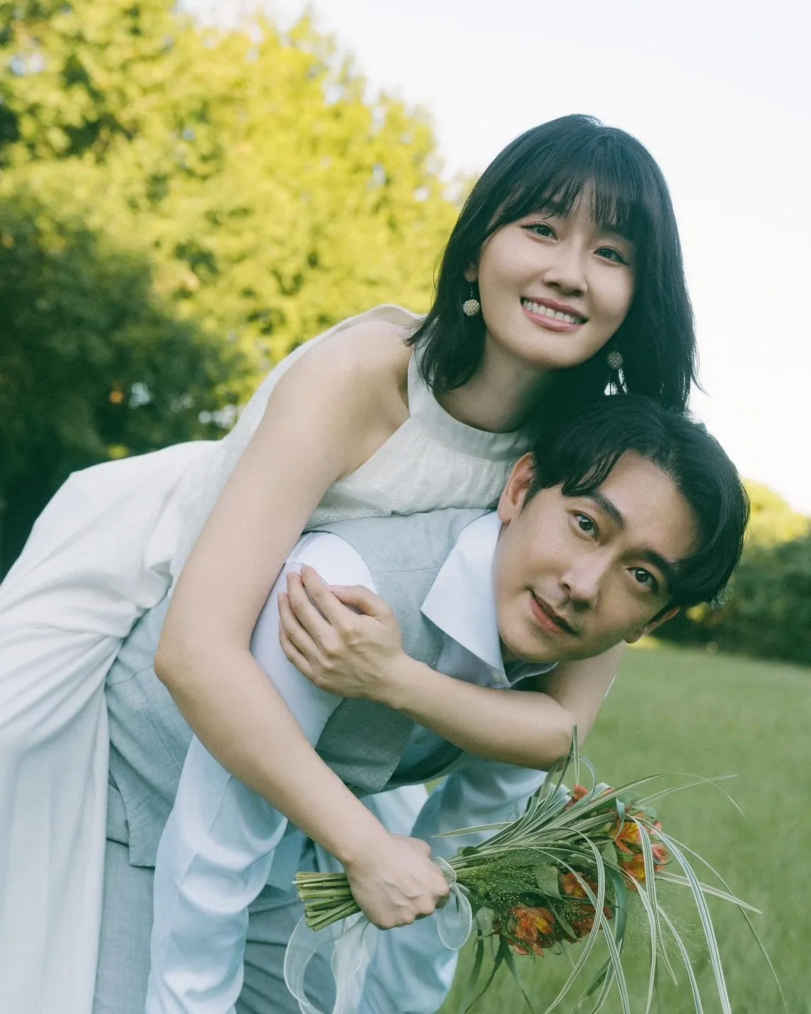 朱芷瑩(左)對生子順其自然。翻攝施名帥臉書