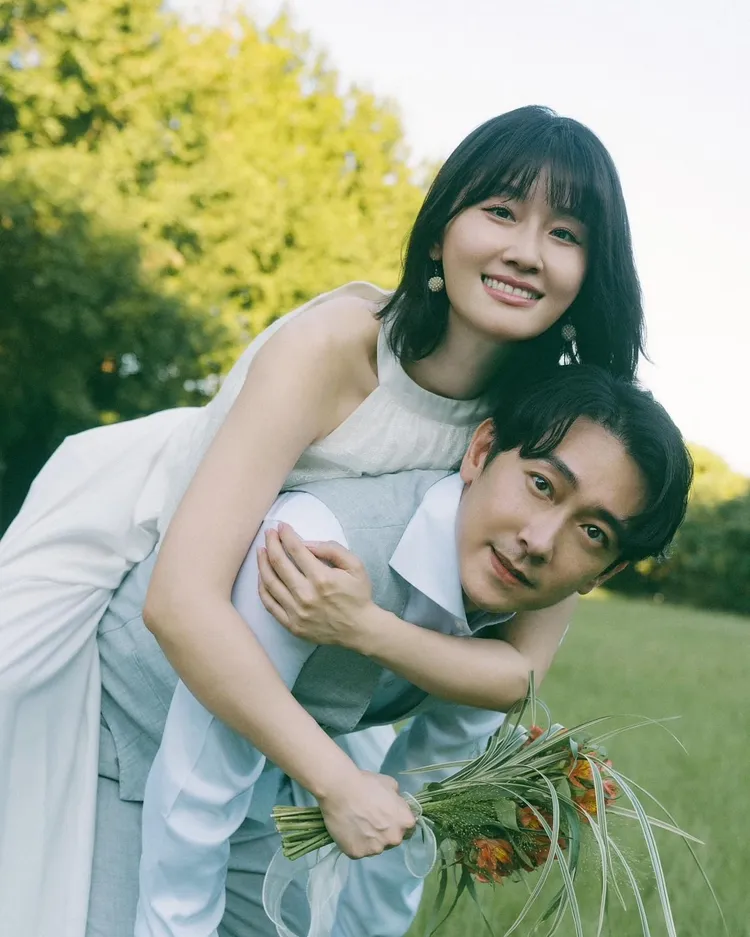 朱芷瑩（左）對生子順其自然。翻攝施名帥臉書