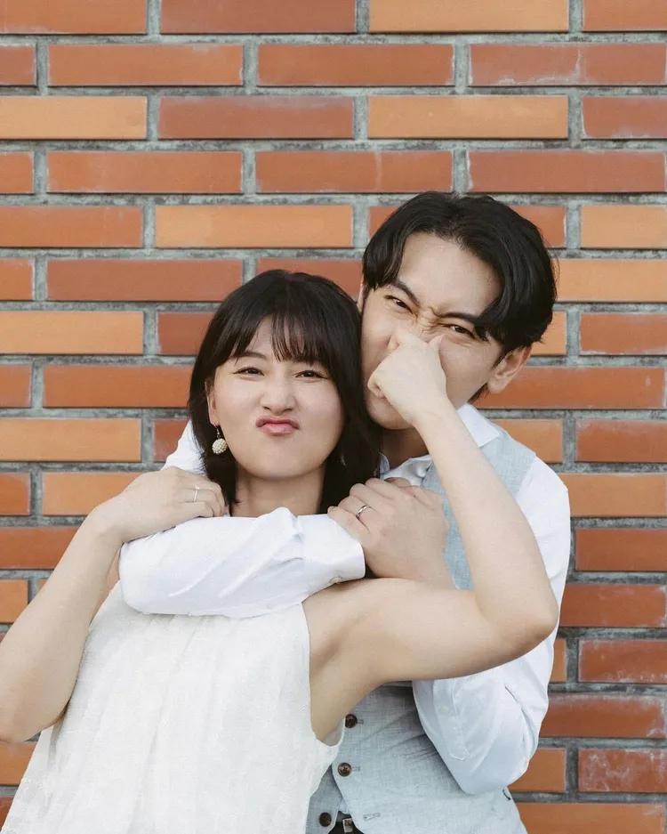 施名帥（右）堅持按自己步調，朱芷瑩夫唱婦隨。