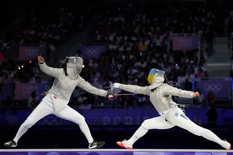 烏克蘭女子選手（右）以總分45比42擊敗南韓拿下奧運首金。美聯社