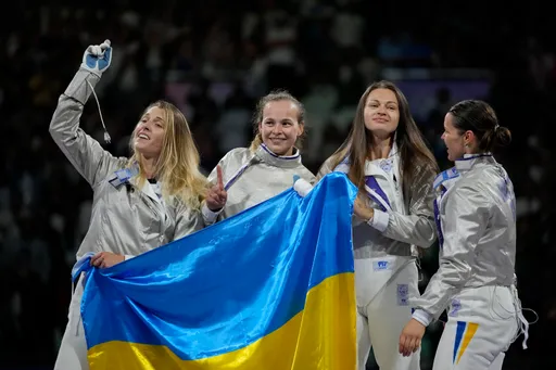 巴黎奧運|女子軍刀團體賽殺退南韓 烏克蘭奧運首金出爐